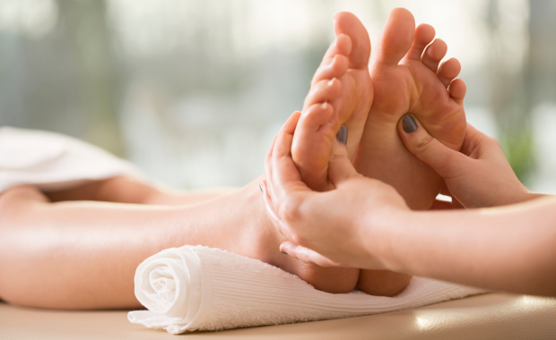 https://www.somanovo.com/wp-content/uploads/2019/01/benefits-of-a-good-foot-massage-soma-novo-620x380.png